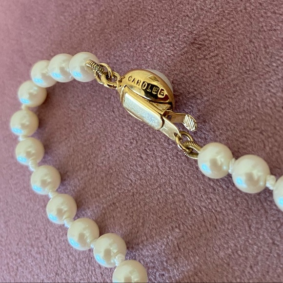 VINTAGE CAROLEE GOLD TONE PEARL BRACELET - Picture 7 of 10